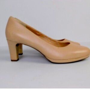 COPY - Rockport total motion Leah heels in beige with wood grain heel! Pristine!